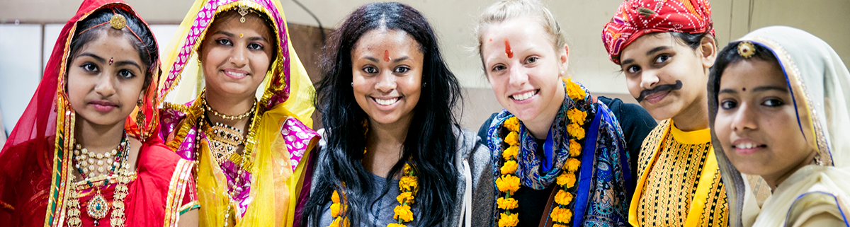 FSU交换生和一群穿着盛装的印度女性